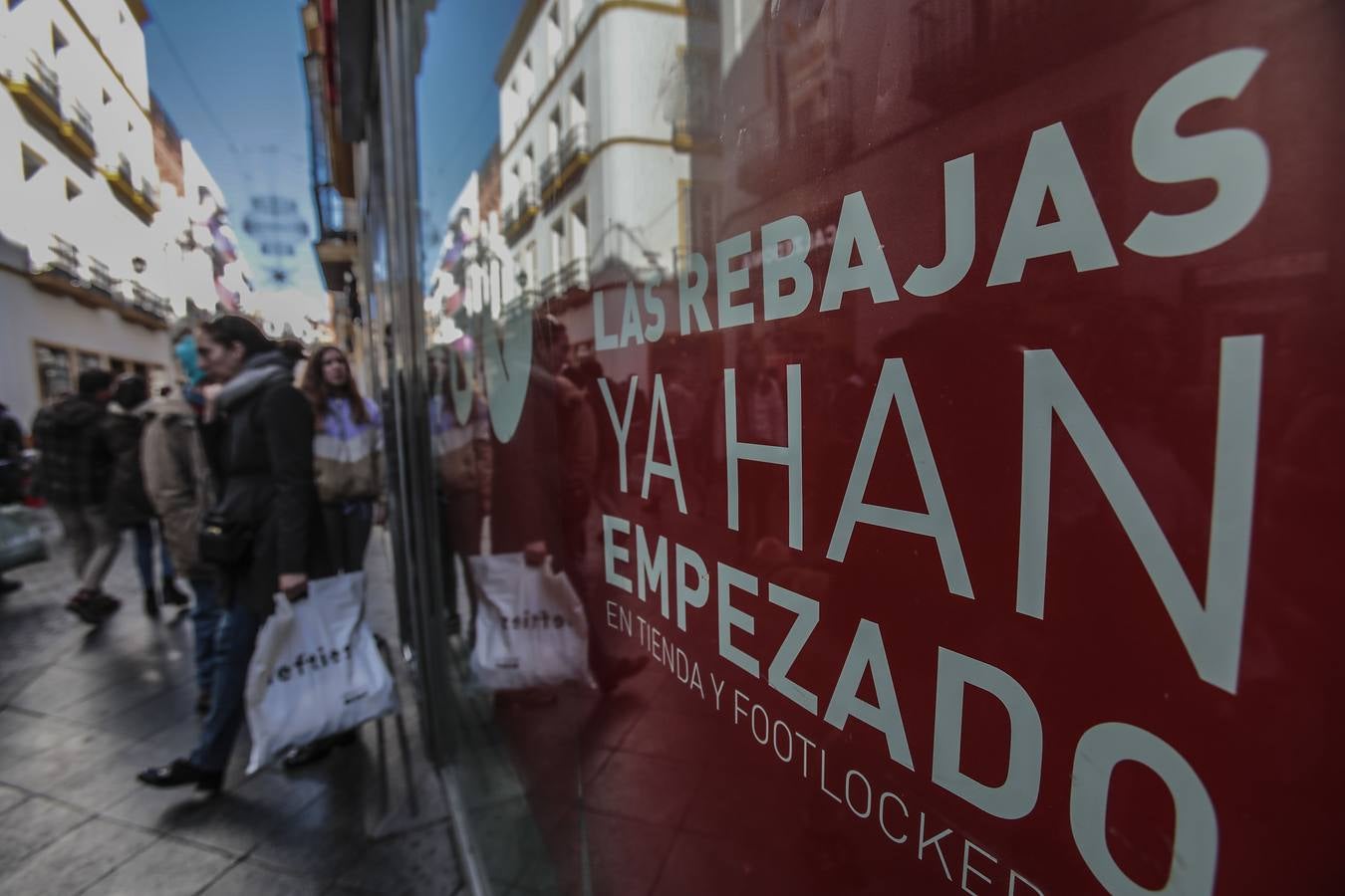 Gran animación en el Centro de Sevilla en el inicio de las rebajas de enero